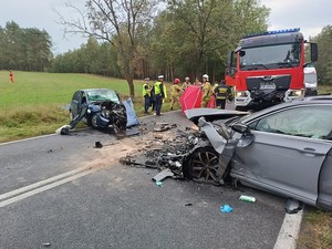 Miejsce wypadku drogowego, na jezdni uszkodzone pojazdy