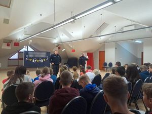 Dzielnicowi w trakcie spotkania z uczniami Szkoły Podstawowej w Krośnicach