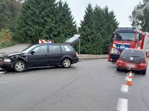 Uszkodzone samochody na miejscu kolizji drogowej