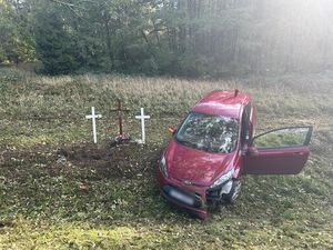 Uszkodzony Ford Fiesta w przydrożnym rowie