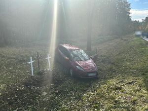 Uszkodzony Ford Fiesta w przydrożnym rowie