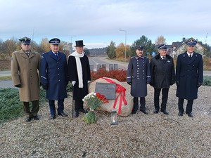 Przedstawiciele służb mundurowych przy obelisku