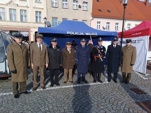 Szefowie służb mundurowych przy policyjnym stoisku informacyjnym