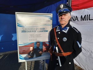 Przedwojenny policjant - osoba w replice munduru