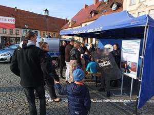 Osoby odwiedzające policyjne stoisko informacyjne