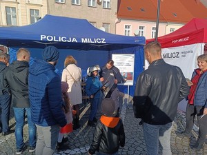 Osoby odwiedzające policyjne stoisko informacyjne