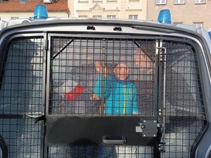 Dziecko w policyjny radiowozie