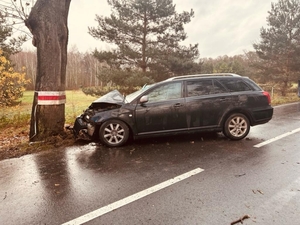 Uszkodzona Toyota po uderzeniu w przydrożne drzewo