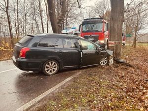 Uszkodzona Toyota po uderzeniu w przydrożne drzewo