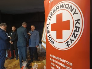 Medal odbiera aspirant sztabowy Przemysław Mikrut