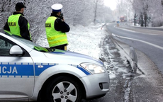 Policjanci w trakcie kontroli drogowej
