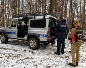na zdjęciu terenowy pojazd policyjny oraz policjanci i ratownik