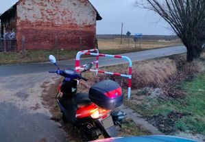 Policjanci zatrzymali mężczyznę, który kierował motorowerem będąc pod wpływem alkoholu i wbrew sądowemu zakazowi – teraz grozi mu dożywotni zakaz prowadzenia pojazdów mechanicznych