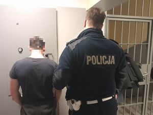 Policjant z zatrzymanym mężczyzną