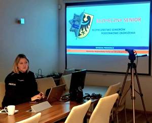 Policjantka w trakcie szkolenia pracowników banku