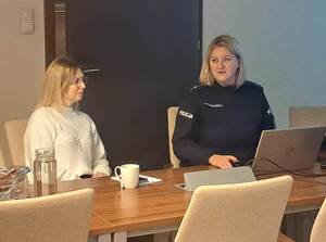 Policjantka w trakcie szkolenia pracowników banku