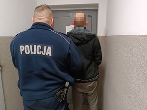 Policjant z zatrzymanym mężczyzną