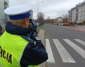 Policjantka w trakcie kontroli prędkości jazdy