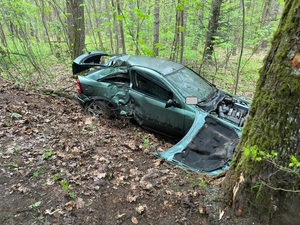 Uszkodzony Opel Astra na poboczu drogi, gdzie doszło do wypadku