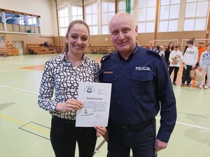 Komendant Powiatowy Policji w Miliczu wraz z Dyrektor Szkoły Podstawowej nr 1 w Miliczu