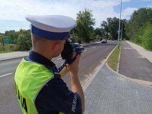 Policjant w trakcie kontroli prędkości jadących pojazdów