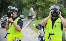 Zdjęcie poglądowe - policjanci w trakcie kontroli prędkości