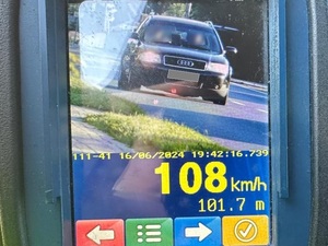 Samochód marki Audi jadący w terenie zabudowanym z nadmierną prędkością