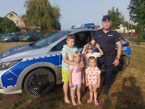 Dzielnicowy w trakcie spotkania z dziećmi w Bukowicach
