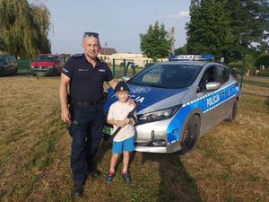 Dzielnicowy w trakcie spotkania z dziećmi w Bukowicach