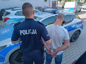 Policjant z zatrzymanym mężczyzną