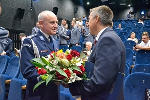 Zaproszeni goście składają życzenia Komendantowi Powiatowemu Policji w Miliczu