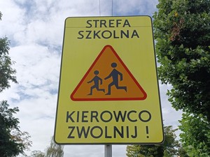 Policjanci sprawdzili oznakowanie dróg przy szkołach i przedszkolach przed „pierwszym dzwonkiem” nowego roku szkolnego