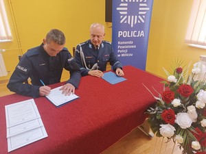 Policjant podpisuje akt ślubowania