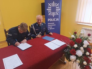 Policjant podpisuje akt ślubowania