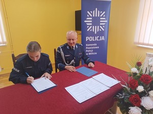 Policjantka podpisuje akt ślubowania