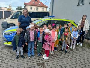 Przedszkolaki w trakcie wizyty w Komendzie Powiatowej Policji w Miliczu