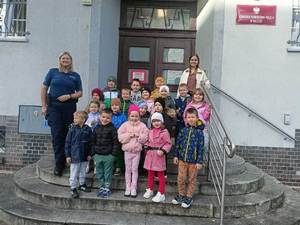 Przedszkolaki w trakcie wizyty w Komendzie Powiatowej Policji w Miliczu