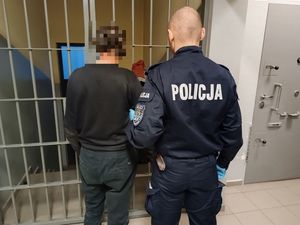 Policjant z zatrzymanym mężczyzną