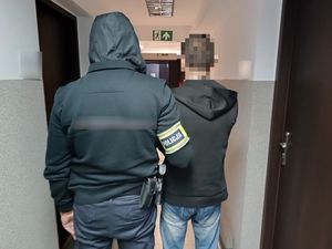 Policjant z zatrzymanym mężczyzną