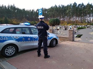 Policjant patrolujący okolice cmentarza