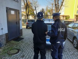 Policjant z zatrzymanym kierowcą