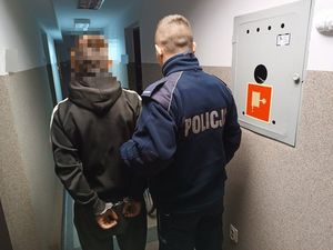 Policjant z zatrzymanym mężczyzną