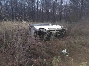Uszkodzony bus, którym kierował nietrzeźwy mężczyzna