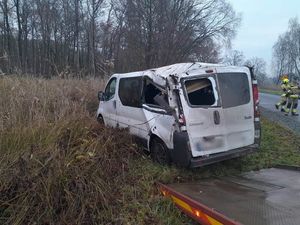 Uszkodzony bus, którym kierował nietrzeźwy mężczyzna