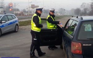 Zdjęcie poglądowe - policjanci w trakcie kontroli drogowej