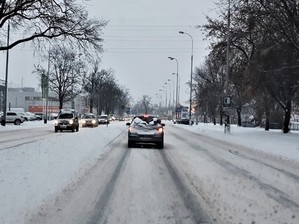 Zdjęcie poglądowa - samochód na zaśnieżonej drodze