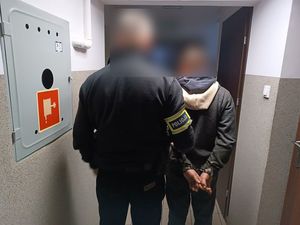 Policjant z zatrzymanym mężczyzną