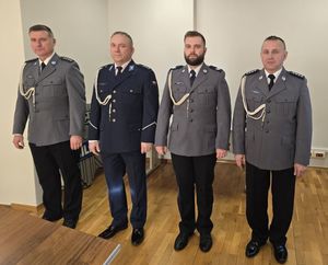 na zdjęciu funkcjonariusze milickiej komendy