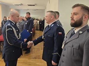 na zdjęciu funkcjonariusze milickiej komendy