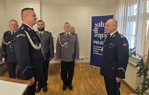 na zdjęciu funkcjonariusze milickiej komendy